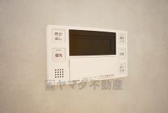湯量・湯温の設定、そして保温までワンタッチのフルオートバス。便利な追い炊き機能付きです。