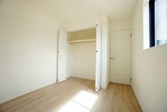 住む人のこだわりを活かす洋室。日当たりがよく、寝室としての利用もおすすめ。広めのクローゼットには荷物をすっきり片付けられ、ゆとりのある暮らしが出来ます＾＾