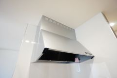 お手入れが簡単なスリム型レンジフードです。調理により発生する油煙や臭いを吸い込み、屋外へ排気してくれます。