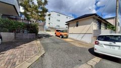 車の通り抜けができないので、小さな子供も安心して遊ばせることができます。