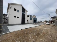 前面道路は広々7.8ｍ。駐車も楽々です＾＾