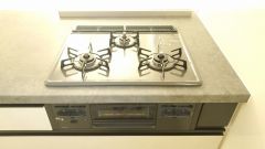 複数の調理を一度に行うことができる3口コンロ。効率よくお料理が出来ます。毎日のお料理も楽しくなりますね＾＾