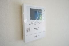 同仕様写真。防犯はもちろん、セールスマン対策にもなるモニター付きインターホンです。お子さん1人での留守番時にも活躍しそうです。