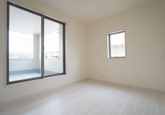 同仕様写真。主寝室としてお使いいただけそうなこちらのお部屋は、日当たりが良く、爽やかな風を感じて起きる朝は、快適生活の始まりに。