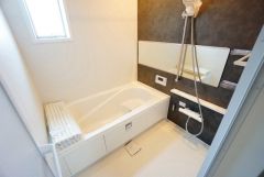 広々1坪タイプの浴槽ユニットでゆったりくつろげるバスルーム。窓、浴室乾燥機付きで換気・雨の日の洗濯もばっちり＾＾