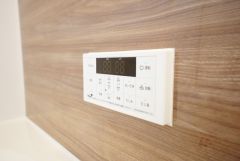 湯量・湯温の設定、そして保温までワンタッチのフルオートバス。便利な追い炊き機能付きです。