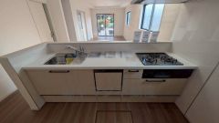 リビングにいるお子様を見守りながらお料理ができる対面キッチン。カウンタートップの汚れもサッと拭き取ることができ、お掃除ラクラク＾＾