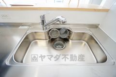 広々とした凸型シンクに洗剤ポケットを標準装備。大きなお鍋など洗いやすいです。