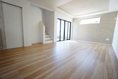 大きな掃き出し窓のあるリビングは、陽光あふれる明るい空間です。ゆったりと寛げる憩いの場となりそうです。