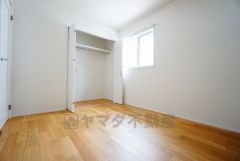 同仕様写真。暖かい日差しが差し込む洋室。たっぷり収納できるクローゼット付きでお部屋の中をすっきりと快適に保てます。