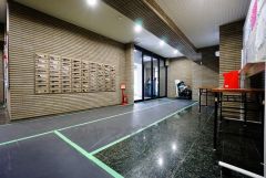 大理石張りの落ち着いた雰囲気のエントランスです。掲示板には最新の情報が共有されています。