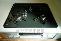 同時にたくさんの料理が調理できる3口コンロ。長時間熱を通しておきたい煮込み料理を作りながら、炒め物など同時進行で進められます。