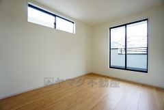 寛ぎの時間を紡ぎだす主寝室は、大型ベッドを置いても余裕の広さを確保しています。
