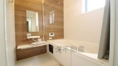 1日の疲れを癒すくつろぎのバスルーム。足を伸ばしてもゆったりと入れるサイズです。お子様と一緒にお風呂に入っても狭くないですね^^