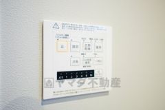 浴室暖房乾燥機付き。天候に左右されず、いつでも好きなときに洗濯物を干せるので、仕事や家事で忙しい方に重宝します。