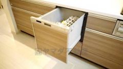 食事の後の手間を解消する食器洗い乾燥機付。冬場の洗い物で手荒れの悩みもなくなります。手洗いよりも節約できて便利。