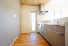 リビングやダイニングからキッチン周りが丸見えにならない対面式キッチン。テレビ鑑賞や家族との対話がしやすく、ご家族の温かい時間を演出します。