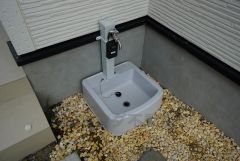 お庭に外水栓付き。庭掃除や植物への水やり、お子様用のプールなど大活躍すること間違いなし。ペットを飼われているご家族様にもオススメです＾＾