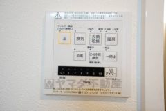 雨の日の洗濯も安心できる浴室暖房乾燥機付き浴室。リモコンで操作もボタン1つで簡単。