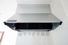 同仕様写真。お手入れが簡単なスリム型レンジフードです。調理により発生する油煙や臭いを吸い込み、屋外へ排気してくれます。