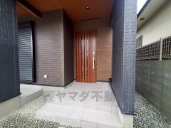 家の顔となる玄関扉がかっこいいと、たくさんの人を招き入れたくなりますね＾＾奥まって設置されており、雨にも濡れにくくなっています。