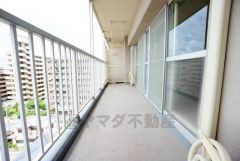 南西側に面したバルコニーは日当たり良好です。お洗濯物も気持ちよく干せそうです。日光浴をしたり、星を眺めたりも良いですね^^