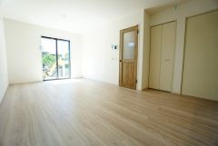 大きな窓のあるリビングは、陽光あふれる明るい空間です。居心地良く、ご家族皆がゆったり寛げる憩いの空間となりそうです。