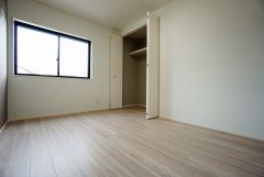 同仕様写真。2面採光を確保した明るい室内は、風通しも良く、大変居心地の良い空間となっております。爽やかな風を感じて起きる朝は、快適生活の始まりに。