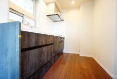 部屋の端に位置する壁付けキッチンは、デッドスペースができにくく、リビング・ダイニングを無駄なく広く活用できます。