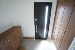 たっぷり収納できるシューズボックスです。家族全員の靴がきれいに整頓できます。棚の上にお花や写真を飾っても良いですね。