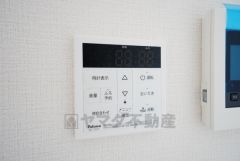 キッチン横からお湯張り、追い炊き、足し湯がボタン一つで楽々操作できる給湯機リモコンです。忙しい夕飯準備の時間帯に重宝しますね。