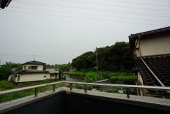 日差しが遮られないように隣家との間に距離を設けています。住宅地ですのでご近所様とコミュニケーション取りやすい距離感が良いですね。