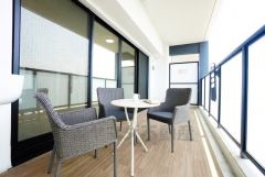 家具はイメージです。風通しも良く日当たり良好なバルコニーは、洗濯物を干すだけでなく、テーブルセットを置いて休日にブランチ、星を眺めながら晩酌もいいですね＾＾バルコニーのあるステキな生活をお楽しみくださ