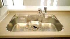 広々としたステンレスシンクには、洗剤やスポンジを収納出来るラック付き。広さも確保しているので、大きなお鍋も洗いやすいです。