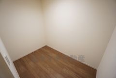 同仕様写真。2階に設置されたファミリークローク。広々した空間は日常のものから趣味の道具まで様々なものを収納してくれます。
