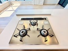 3種類の料理が同時に調理できる、3口ガスコンロ。忙しい夕食の支度時間が短縮できて嬉しいですね。