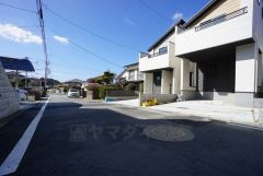 大型車の通行が少なく、騒音や振動が少ないので静かで快適な生活を送れます。