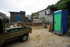 現地（2026年10月19日）撮影。駐車スペースはゆとりある2台分を確保。マイカー用に、お客さま用に、余裕を持ってご利用いただけます。