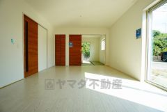 大きな窓のあるリビングは、陽光あふれる明るい空間です。居心地良く、ご家族皆がゆったり寛げる憩いの空間となりそうです。