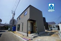 現地（2026年8月19日）撮影。暮らしにゆとりと安らぎを与える開放感いっぱいの吹き抜けが、上下階の一体感も家族のふれあいを演出します＾＾