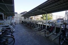 大切な自転車を守れるようロック付きの自転車置き場になっております。