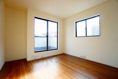 ご夫婦お二人のプライベートシーンを演出する寝室は、大容量のウォークインクローゼット付き。