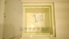 キッチンにある床下収納は、居住スペースを減らさずに買い置きの調味料や非常食などを保管することができます。