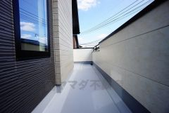 同仕様写真。陽当たりの良いバルコニーです。お洗濯やお布団干しはもちろん、日光浴スペースにも。足元は防水工事施工済です。