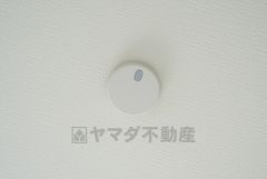 火災による煙や熱を感知して、警報音やブザー等で火災の発生を知らせてくれる火災警報器。