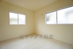 2面採光を確保した明るい室内は、風通しも良く、大変居心地の良い空間となっております。爽やかな風を感じて起きる朝は、快適生活の始まりに。