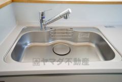 広々としたステンレスシンクには、洗剤やスポンジを収納出来るラック付き。広さも確保しているので、大きなお鍋も洗いやすいです。