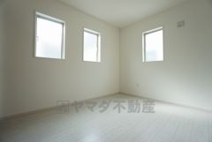 同仕様写真。住む人のこだわりを活かす洋室。日当たりがよく、寝室としての利用もおすすめ。