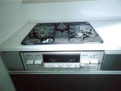 複数の調理を一度に行うことができる3口コンロ。効率よくお料理が出来ます。毎日のお料理も楽しくなりますね＾＾