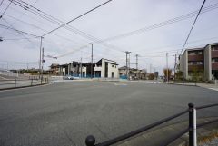 ローソン古賀美明一丁目店まで徒歩4分の近さ。すぐに必要なものを買いにいけるので便利ですね。